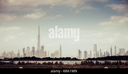 Blick auf Dubai Downtown Skyline von Ras Al Khor Wildlife Sanctuary Stockfoto