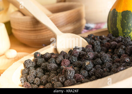 Aronia in hölzerne Platte Stockfoto