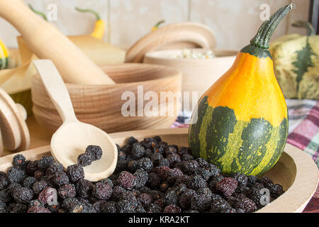 Aronia in hölzerne Platte Stockfoto