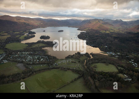 Eine Luftaufnahme von Derwentwater in der Nähe von Keswick früh an einem Wintermorgen Stockfoto