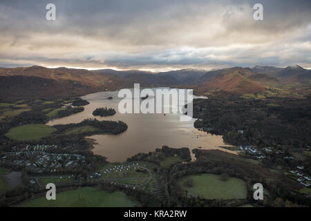 Eine Luftaufnahme von Derwentwater in der Nähe von Keswick früh an einem Wintermorgen Stockfoto