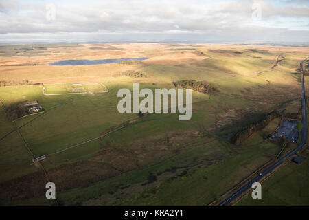 Eine Luftaufnahme zeigt die Erdarbeiten, Mauern und Gräben der Hadrian's Wall in Northumberland Stockfoto