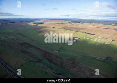 Eine Luftaufnahme zeigt die Erdarbeiten, Mauern und Gräben der Hadrian's Wall in Northumberland Stockfoto