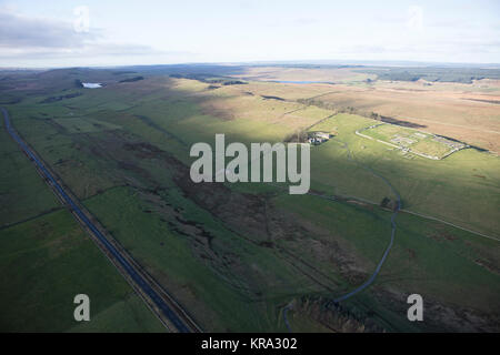 Eine Luftaufnahme zeigt die Erdarbeiten, Mauern und Gräben der Hadrian's Wall in Northumberland Stockfoto