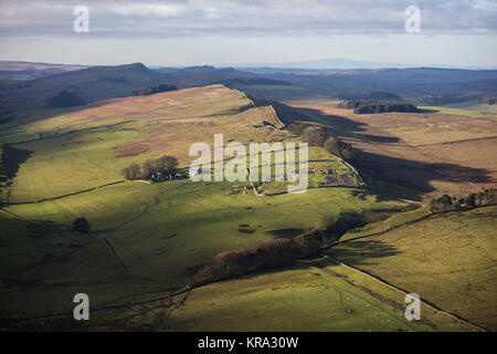 Eine Luftaufnahme zeigt die Erdarbeiten, Mauern und Gräben der Hadrian's Wall in Northumberland Stockfoto