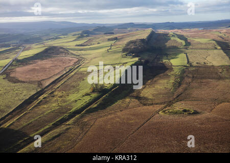 Eine Luftaufnahme zeigt die Erdarbeiten, Mauern und Gräben der Hadrian's Wall in Northumberland Stockfoto