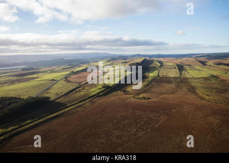 Eine Luftaufnahme zeigt die Erdarbeiten, Mauern und Gräben der Hadrian's Wall in Northumberland Stockfoto