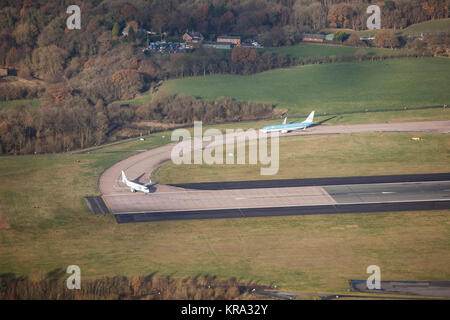 Ein Luftbild von zwei passagierflugzeugen wartet Manchester Airport abzuweichen. Stockfoto