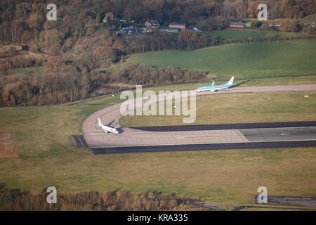 Ein Luftbild von zwei passagierflugzeugen wartet Manchester Airport abzuweichen. Stockfoto