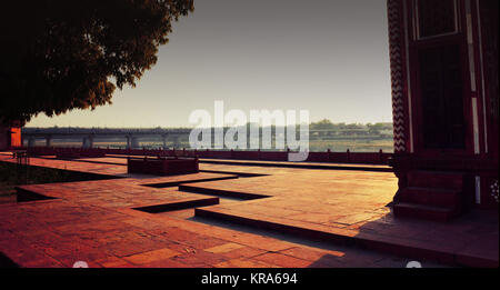 Ein trockenes Wasser Kanal in die Gärten von Jahangir Palace, Agra, Indien. Stockfoto