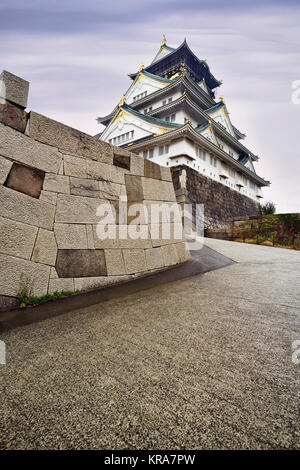 Burg von Osaka, Osakajo und seinen Stein Befestigungsmauer, Low Angle View, schöne Misty Morning Sunrise Landschaft. Osaka, Japan 2017 Stockfoto