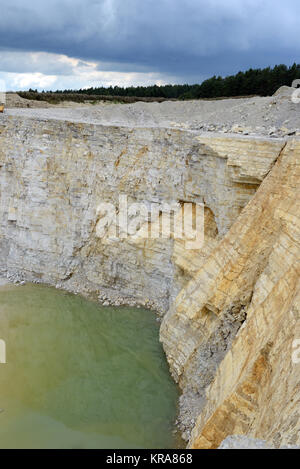 Blick in einen Steinbruch mit Wasser auf dem Boden Stockfoto