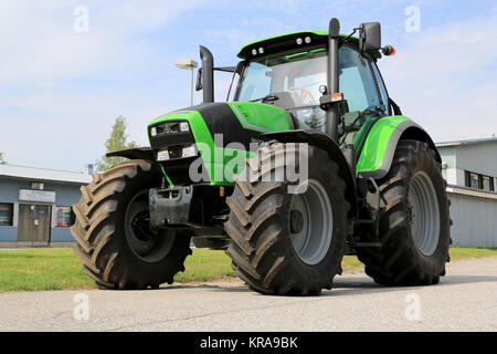 SALO, Finnland - 25. MAI 2014: Deutz-Far Agrotron 6180 p landwirtschaftlichen Schlepper auf dem Display. Die deutz-fahr 9 Serie gewinnt den "Goldenen Traktor für das Desi Stockfoto