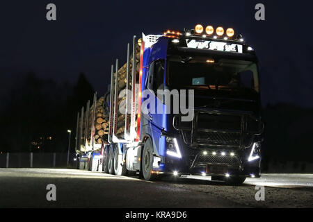 SALO, Finnland - 15. NOVEMBER 2014: Volvo FH 16 logging Truck mit Scheinwerfer und Arbeitsscheinwerfer auf in der Dunkelheit. In Utsjoki, Finnland die Polarnacht begi Stockfoto