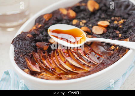 Vegan gebacken Haferflocken krümeln mit Apple, Blaubeere, Brasilien Mutter Datum und Sirup. Gesunde vegetarische Essen Konzept. Stockfoto