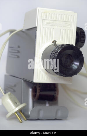 Vintage Diaprojektor mit Film geladen. Ansicht von vorne am Objektiv. Nahaufnahme Stockfoto