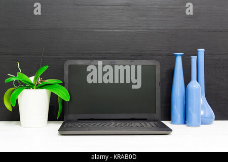 Aktualisieren der Software Anmeldung in einem Laptop Bildschirm. Computer abgelegt in einem hölzernen Schreibtisch. Stockfoto