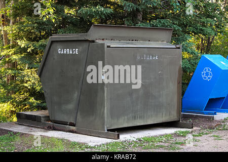 Eine große Mülltonne auf einem Campingplatz. Stockfoto