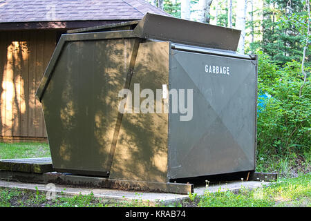 Eine große Mülltonne auf einem Campingplatz. Stockfoto