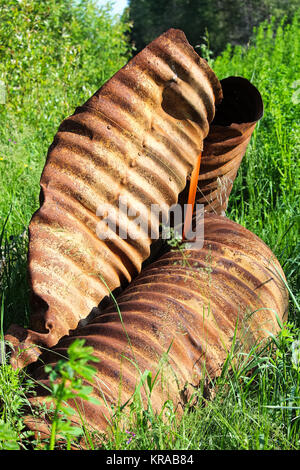 Ein rostiger twisted Düker im Gras. Stockfoto