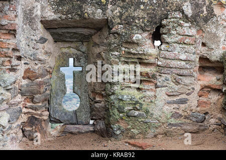 Lücke in den mittelalterlichen Mauern von Monsaraz. Portugal. Stockfoto