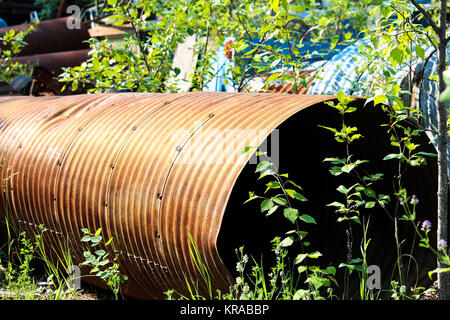 Ein rostiger Düker Verlegung in einem scape Metall Hof. Stockfoto