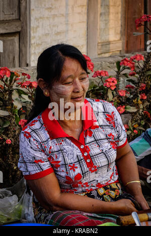 Hsipaw, Myanmar - Feb 23, 2016. Portrait von lokalen Frau am Alten Markt in Hsipaw, Shan Staat, Myanmar. Shan ist Birma größten ethnischen Gruppe. Stockfoto