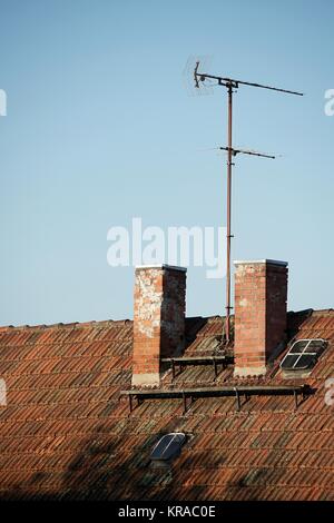 Alte Antenne auf dem Dach Stockfoto