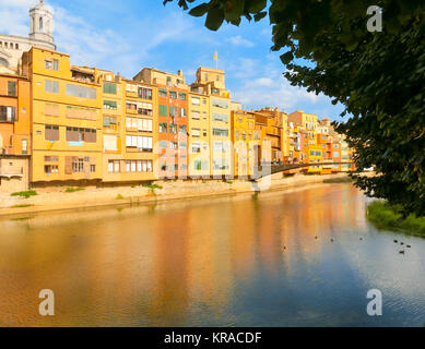 Bunte Farben gelb und orange Häuser in Girona, Katalonien, Spanien. Stockfoto