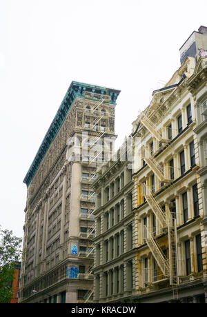 New York City, Vereinigte Staaten von Amerika - Mai 02, 2016: Die alten Wohnhäuser mit Feuer Fluchttreppen in Soho Stockfoto