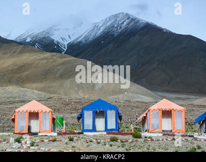 Tented Tourist camps an pangong See mit Berg Hintergrund in Ladakh, Indien. Stockfoto