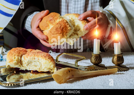 Haufen süße runde Sabbat challah Brot schwarzem Sesam in Vintage metall Schüssel ein Mann bricht am Samstag festliches Brot Stockfoto