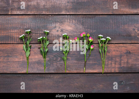 Holztisch mit Rosen, Ansicht von oben Stockfoto