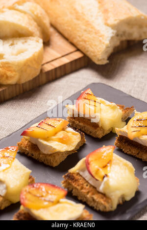 Canapes, Vorspeise mit gegrillten Brie Stockfoto