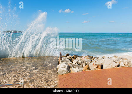 Hohe Wellen und Wasser spritzt in Istrien, Kroatien Stockfoto