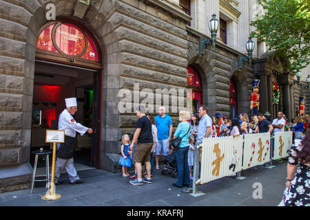 Melbourne, Australien - 16 Dezember, 2017: die Menschen im Einklang mit dem Lebkuchen Dorf warten auf die Swanston Street in der Weihnachtszeit Stockfoto