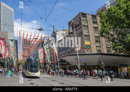 Melbourne, Australien - 16. Dezember 2017: weihnachtliche Stimmung in Melbourne Downtown Bourke Street. Stockfoto