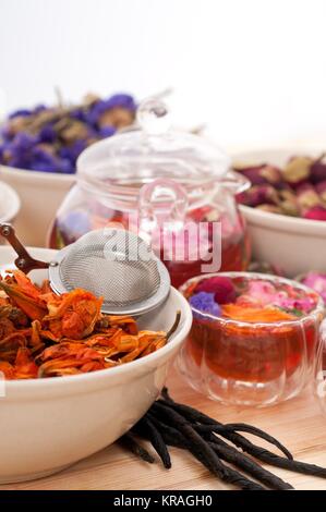 Natürliche blumen Kaffee Infusion mit trockene Blumen Stockfoto