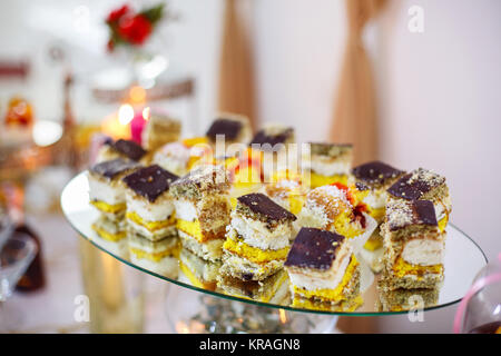 Süße Ferien Buffet Cupcakes und andere Desserts. Stockfoto