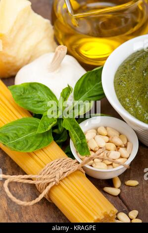 Traditionelle Basilikum Pesto Pasta Zutaten Stockfoto