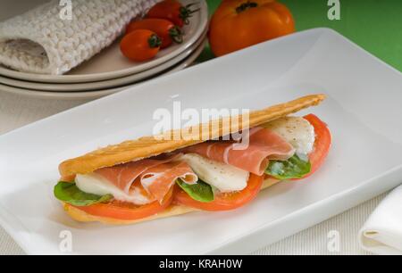 Panini Caprese und Parma Schinken Stockfoto