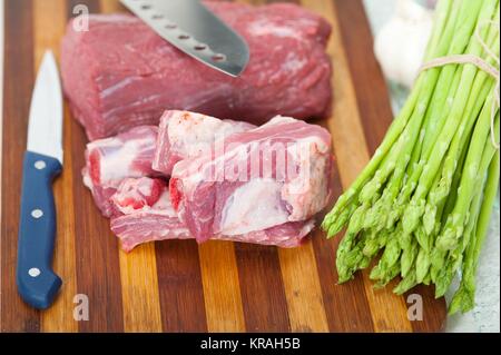 rohes Rindfleisch und Schweinerippchen Stockfoto