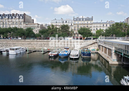 Boote im Bassin de l Arsenal westlich von der Place de la Bastille Stockfoto