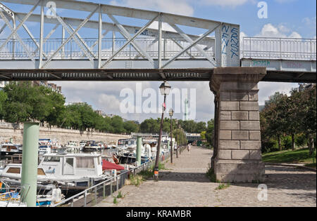 Boote im Bassin de l Arsenal westlich von der Place de la Bastille Stockfoto