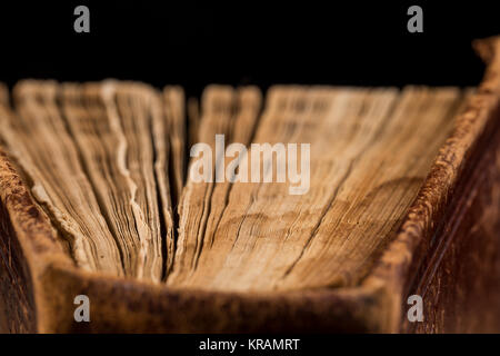 Alte Buch schoss auf schwarzem Hintergrund Stockfoto