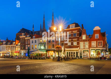 Marktplatz in der Nacht in Delft, Niederlande Stockfoto