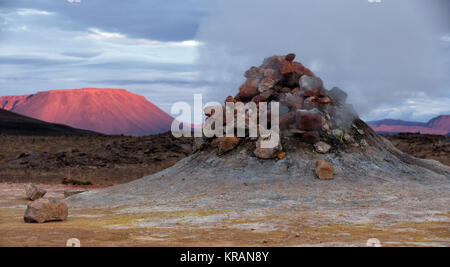 Nahaufnahme des Rauchens Fumarolen im Bereich Geothermie Hverir, Island. Stockfoto