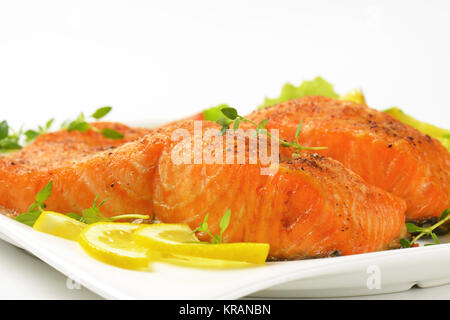 Schüssel Lachsfilets mit Bratkartoffeln Stockfoto