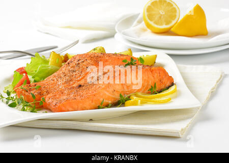 Schüssel Lachsfilets mit Bratkartoffeln Stockfoto