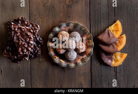 Schokolade, Trüffel und Orangenscheiben in dunkle Chocolat Stockfoto